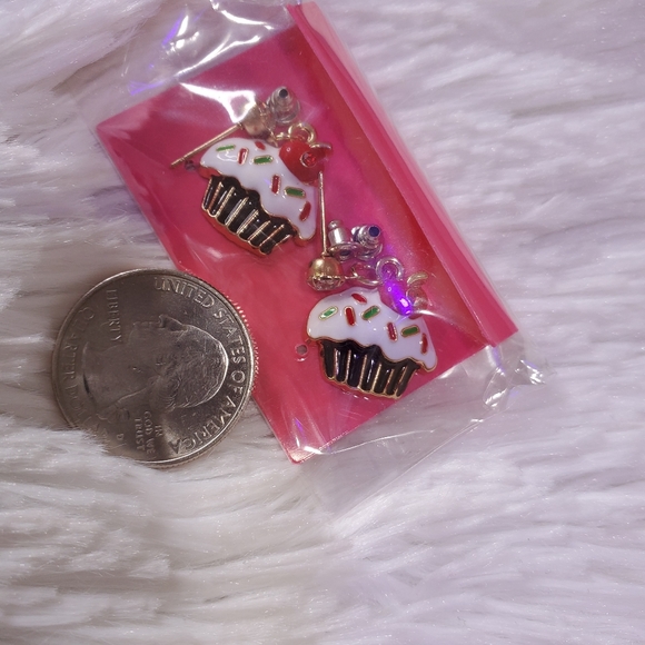 Adorable red Crystal Cherry cupcake earrings - Picture 4 of 6